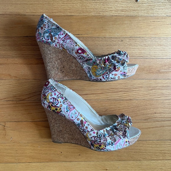 Steve Madden Wedge heels size 10M with paisley design - Picture 7 of 9